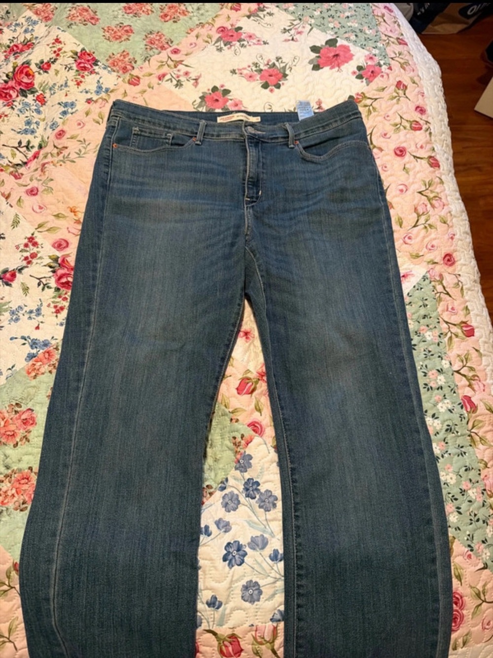 Levi's Women's Straight Leg Jeans in Medium Blue